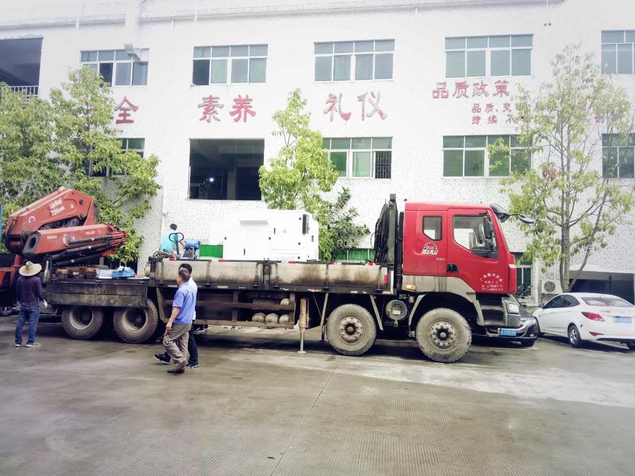 準(zhǔn)備用吊車(chē)把凱恩利的機(jī)床吊上二樓