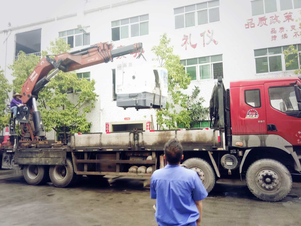 機(jī)器調(diào)裝中，注意安全！