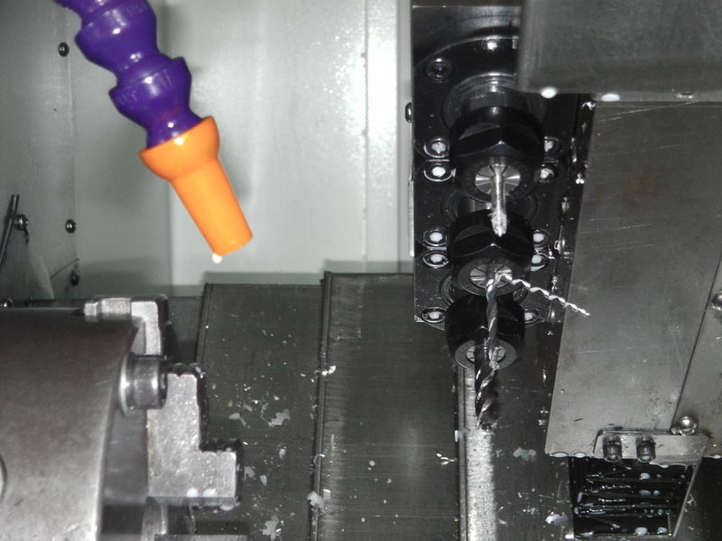  機(jī)床結(jié)構(gòu)特點(diǎn) Construction and feature of machine tool ■ 適用于重負(fù)荷和連續(xù)切削，可保持長(zhǎng)久的高精度和優(yōu)質(zhì)的表面精糙度。 ■ 高精度、高剛性、重負(fù)荷主軸。 主軸采用原裝進(jìn)口日本NSK或德國(guó)FAG P4級(jí)精密級(jí)主軸軸承 主軸采用原裝進(jìn)口日本NSK或德國(guó)FAG P4級(jí)精密級(jí)主軸軸承 主軸采用原裝進(jìn)口日本NSK或德國(guó)FAG P4級(jí)精密級(jí)主軸軸承 主軸采用原裝進(jìn)口日本NSK或德國(guó)FAG P4級(jí)精密級(jí)主軸軸承 主軸采用原裝進(jìn)口日本NSK或德國(guó)FAG P4級(jí)精密級(jí)主軸軸承，經(jīng)工程計(jì)算分析取得較佳化的跨距配置，配合獨(dú)特的迷宮式防水設(shè)計(jì)和散熱片式主軸箱設(shè)計(jì)，可達(dá)到更佳的防水防塵效果。引用高科技潤(rùn)滑技術(shù)及高剛性套筒結(jié)構(gòu)展現(xiàn)較佳穩(wěn)定性，能確保更大軸向剛性，徑向剛性及加工精度。采用專用主軸電機(jī)及進(jìn)口變頻器，實(shí)現(xiàn)大范圍自動(dòng)無級(jí)調(diào)速，整支主軸由臺(tái)灣普森專業(yè)主軸廠家生產(chǎn)。主軸軸承為前三后二排列,更能承受較強(qiáng)沖擊。主軸設(shè)計(jì)轉(zhuǎn)速可達(dá)8000rpm/min。 ■ 剛性好，操作、排屑方便。 高強(qiáng)度，床身傾斜45°，采用優(yōu)質(zhì)鑄鐵樹脂砂造型，并經(jīng)二次退火處理，保證鑄件穩(wěn)定性，緊密型筋骨板結(jié)構(gòu)，剛性好、抗震性強(qiáng)。